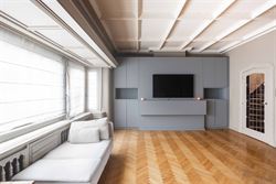 Op wandelafstand van het centrum en nabij de Coupure vindt u deze bijzonder charmante woning met een bewoonbare oppervlakte van 213m², een harmonieuz...