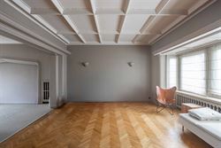 Op wandelafstand van het centrum en nabij de Coupure vindt u deze bijzonder charmante woning met een bewoonbare oppervlakte van 213m², een harmonieuz...