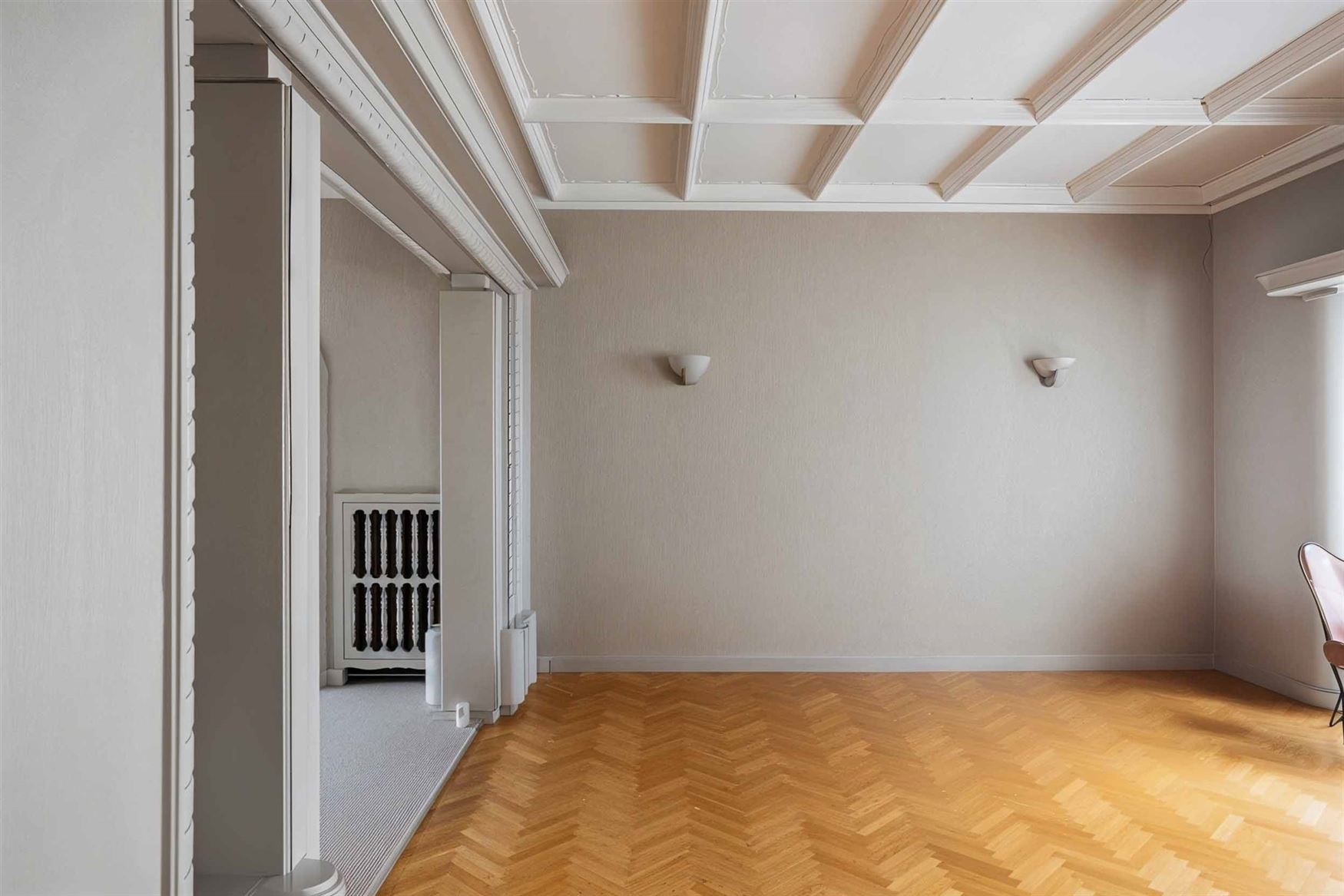 Op wandelafstand van het centrum en nabij de Coupure vindt u deze bijzonder charmante woning met een bewoonbare oppervlakte van 213m², een harmonieuz...