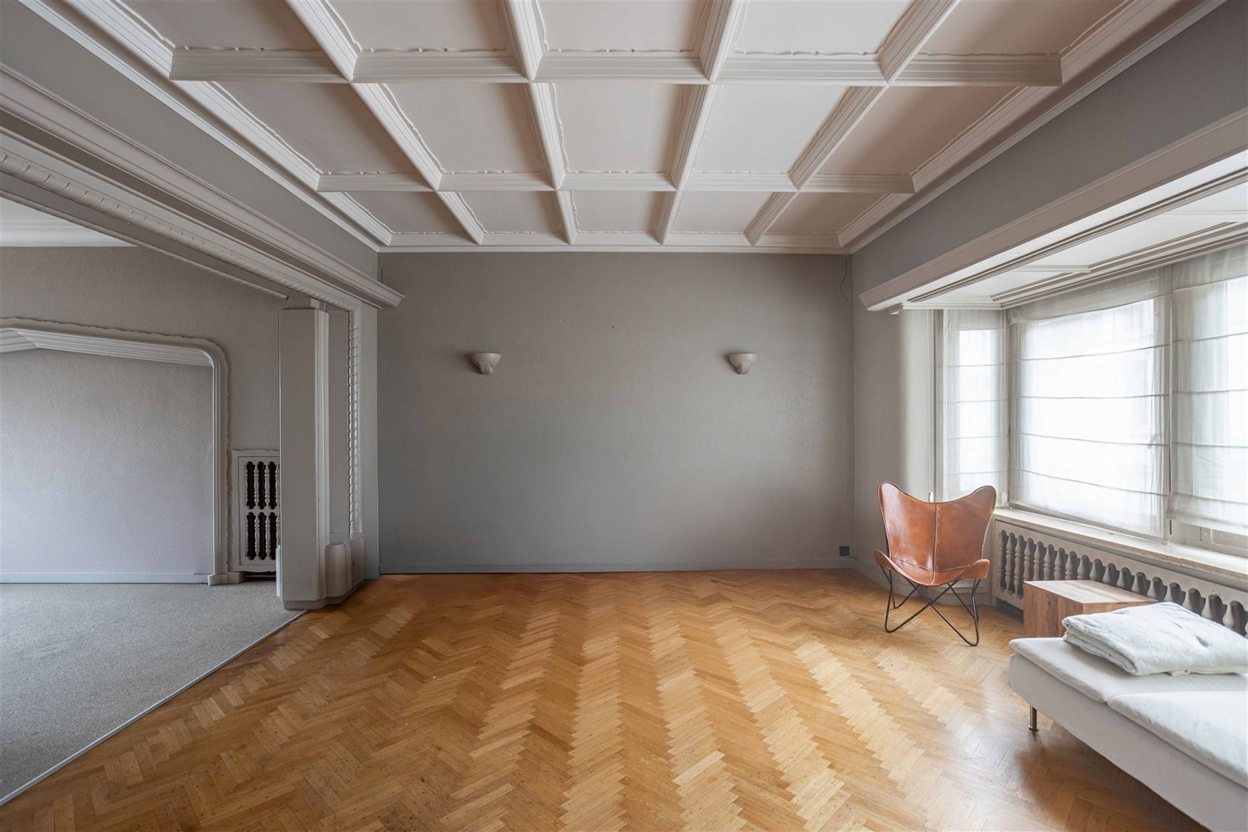 Op wandelafstand van het centrum en nabij de Coupure vindt u deze bijzonder charmante woning met een bewoonbare oppervlakte van 213m², een harmonieuz...