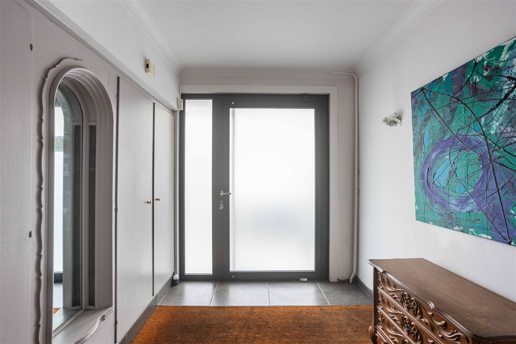 Op wandelafstand van het centrum en nabij de Coupure vindt u deze bijzonder charmante woning met een bewoonbare oppervlakte van 213m², een harmonieuz...