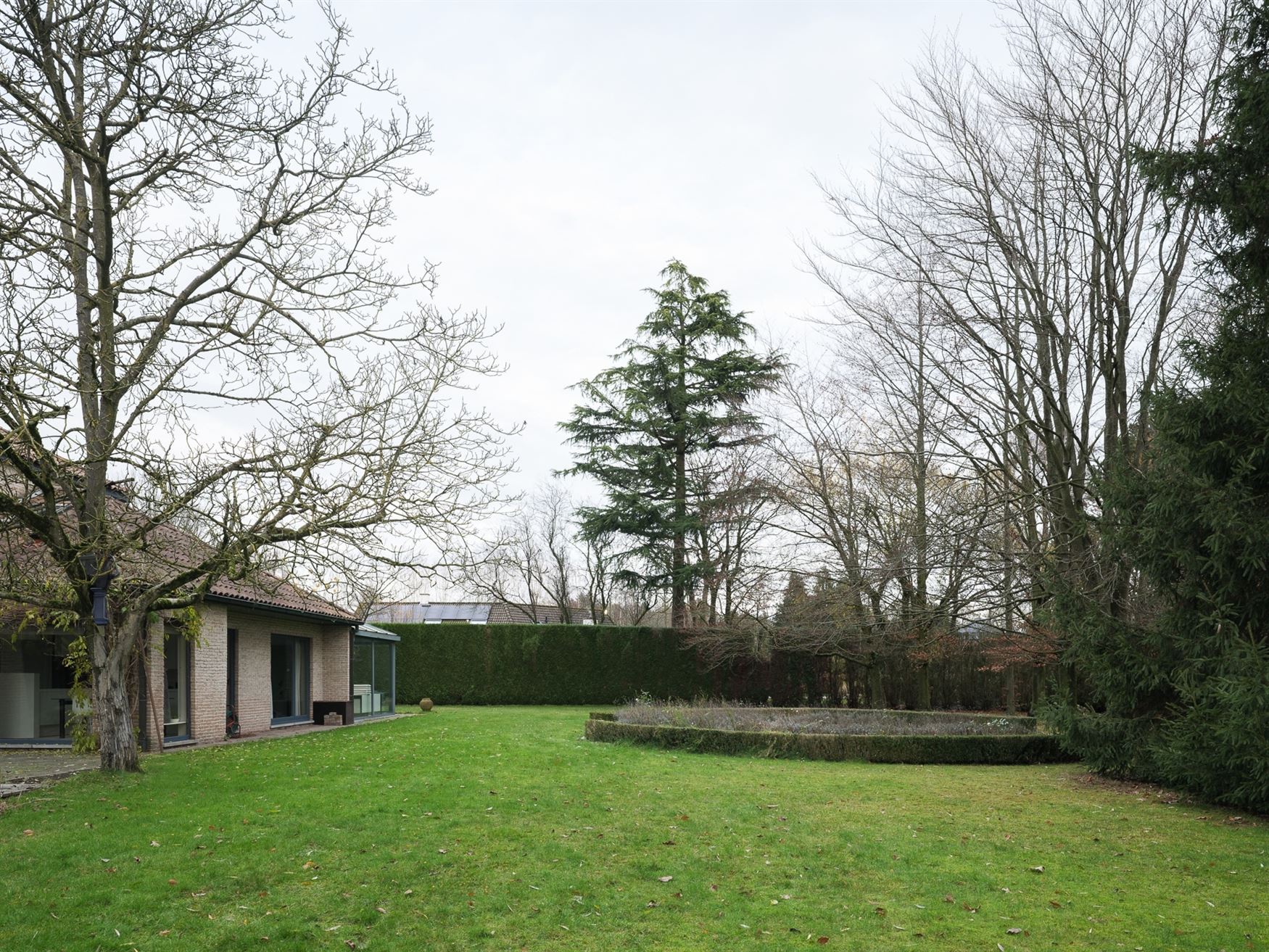 Ontdek deze prachtige villa, gelegen op een royaal perceel van 2.764 m², waar ruimte, comfort en Mediterrane charme samenkomen. De gelijkvloerse inko...