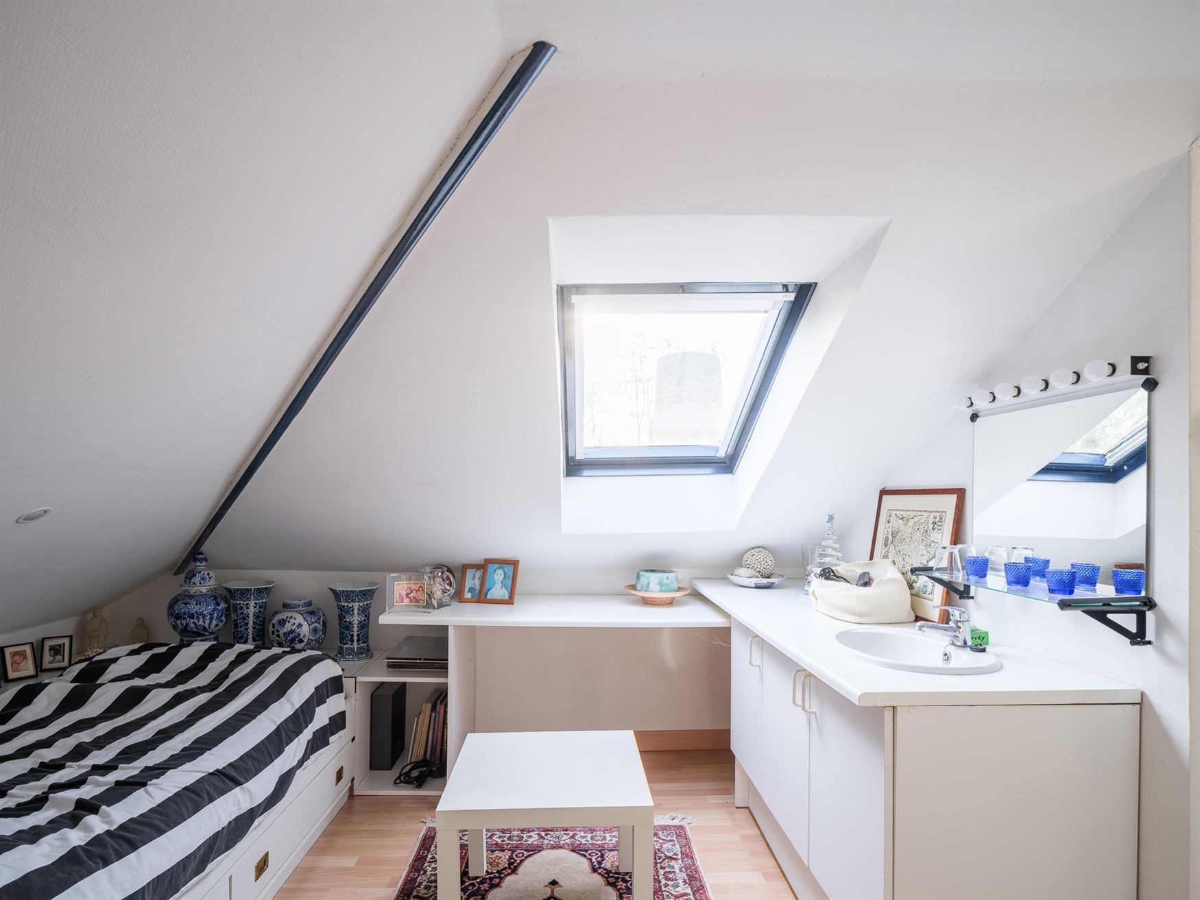 Ontdek deze prachtige villa, gelegen op een royaal perceel van 2.764 m², waar ruimte, comfort en Mediterrane charme samenkomen. De gelijkvloerse inko...