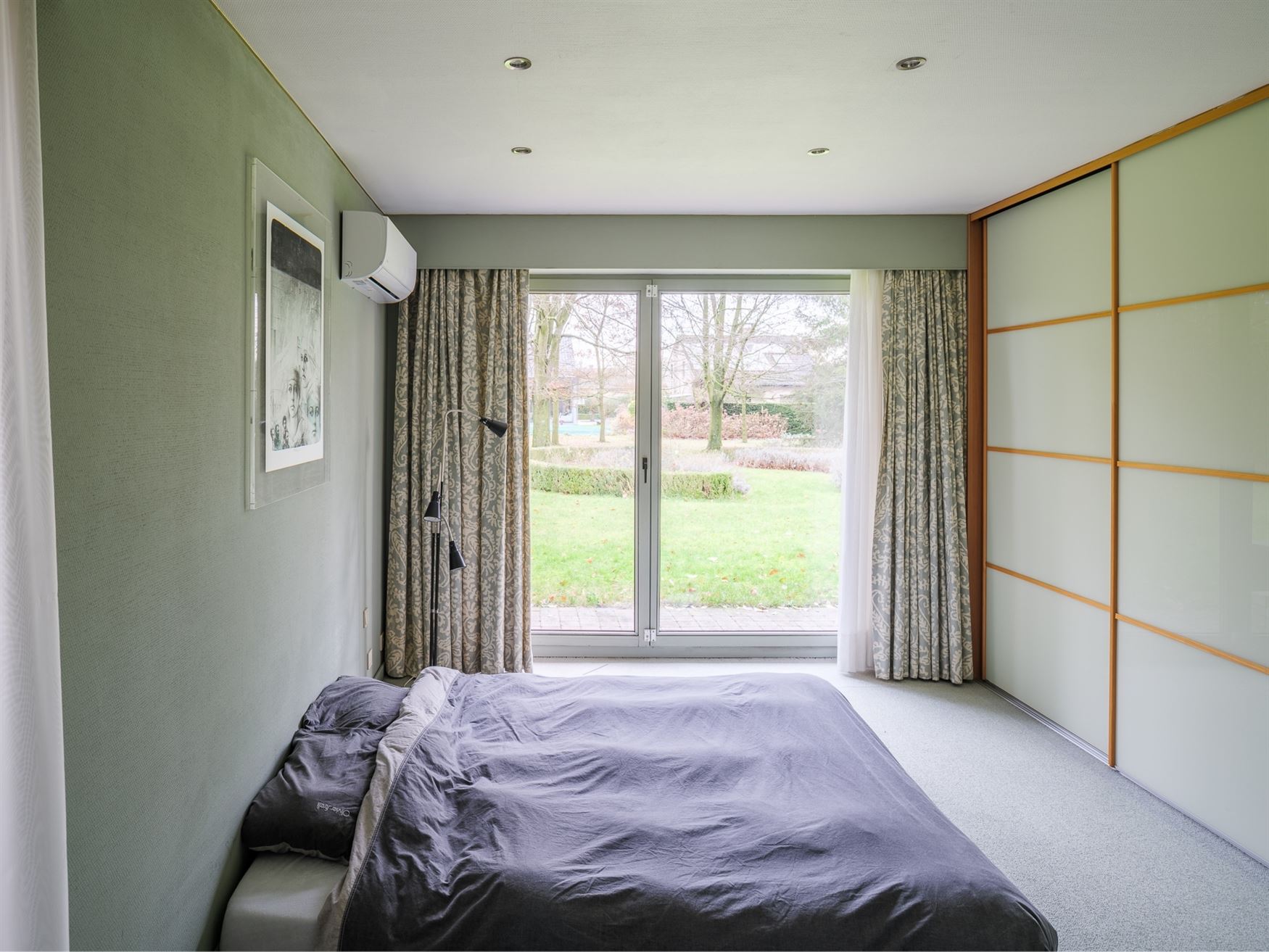 Ontdek deze prachtige villa, gelegen op een royaal perceel van 2.764 m², waar ruimte, comfort en Mediterrane charme samenkomen. De gelijkvloerse inko...