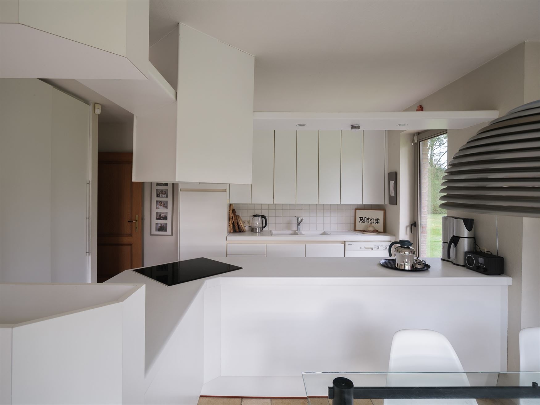 Ontdek deze prachtige villa, gelegen op een royaal perceel van 2.764 m², waar ruimte, comfort en Mediterrane charme samenkomen. De gelijkvloerse inko...