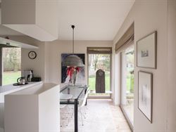 Ontdek deze prachtige villa, gelegen op een royaal perceel van 2.764 m², waar ruimte, comfort en Mediterrane charme samenkomen. De gelijkvloerse inko...