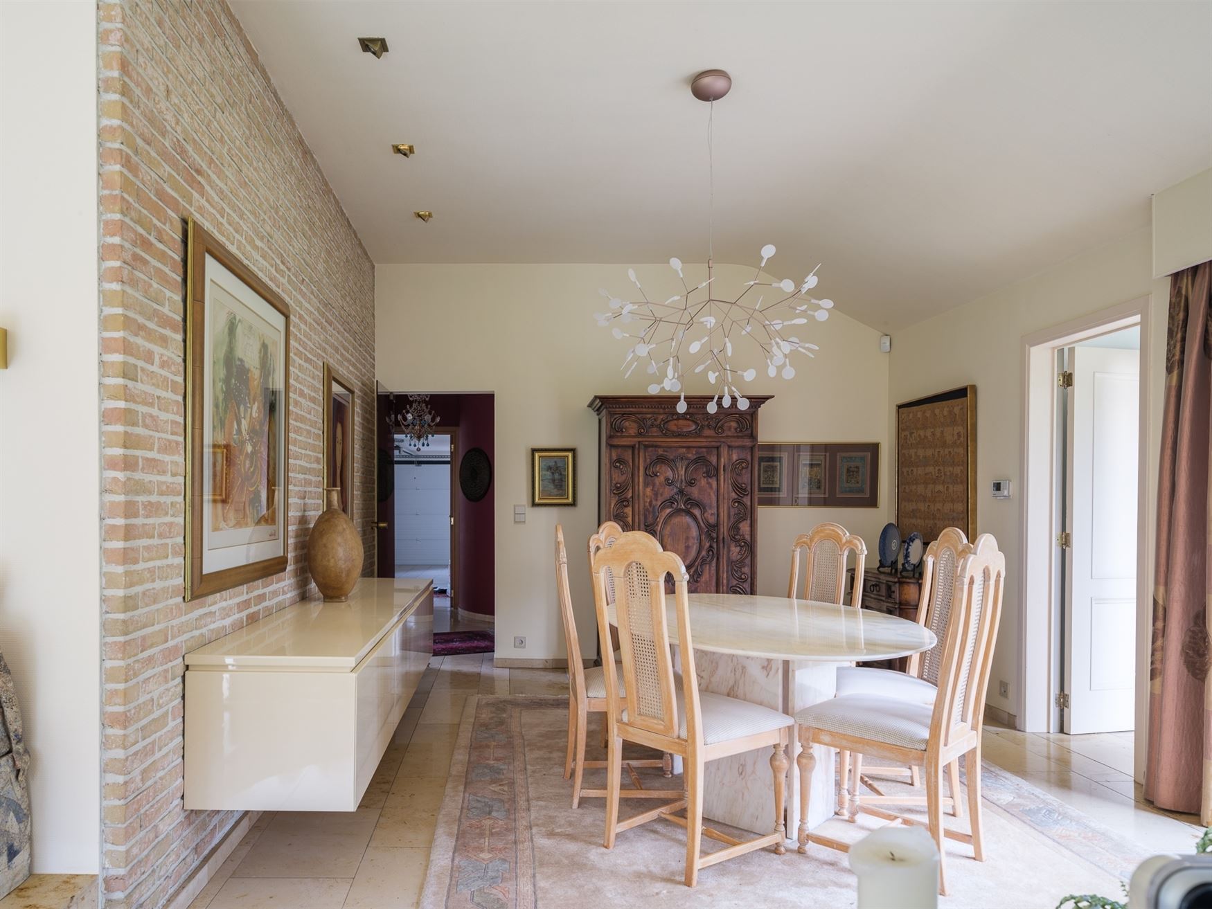 Ontdek deze prachtige villa, gelegen op een royaal perceel van 2.764 m², waar ruimte, comfort en Mediterrane charme samenkomen. De gelijkvloerse inko...