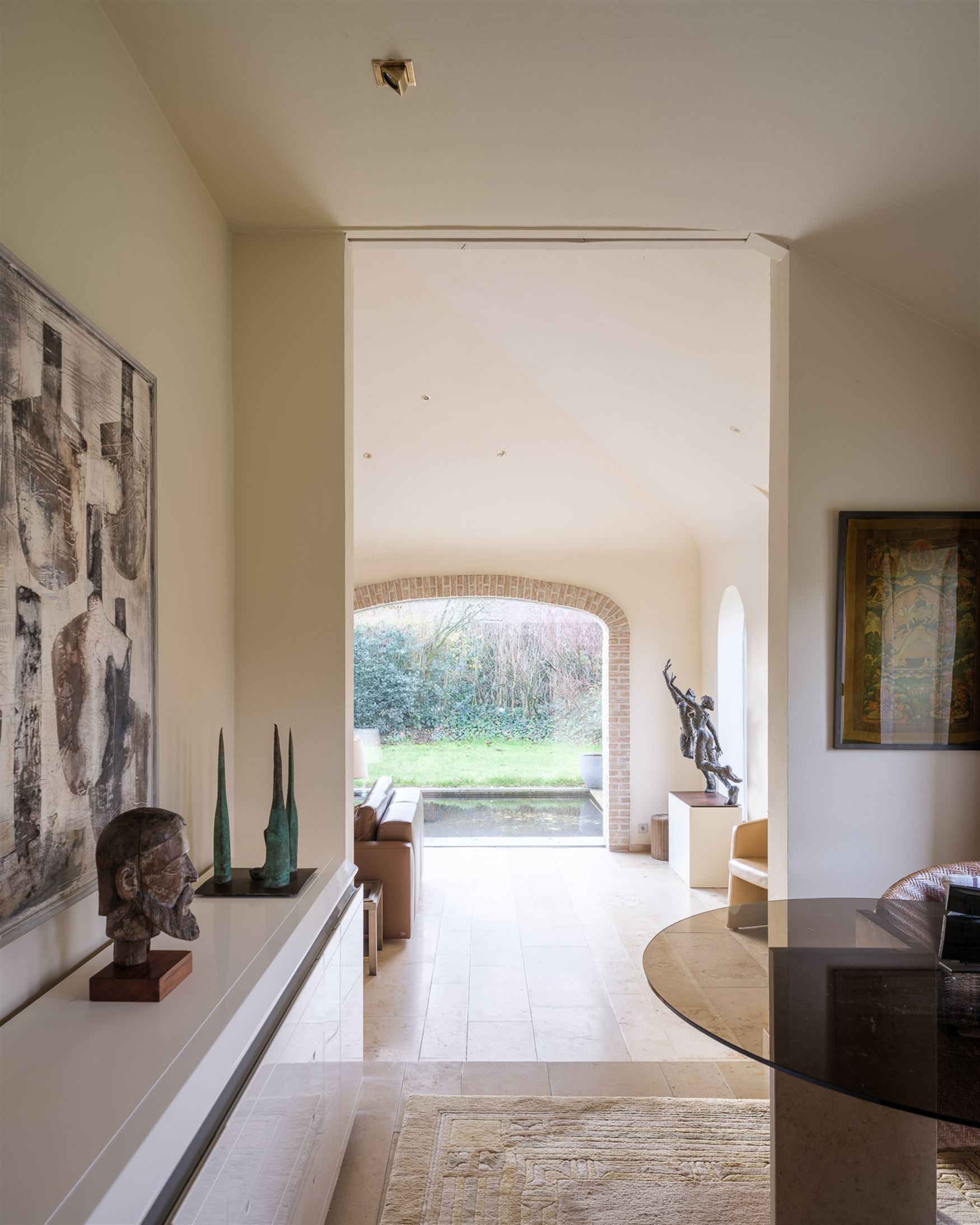 Ontdek deze prachtige villa, gelegen op een royaal perceel van 2.764 m², waar ruimte, comfort en Mediterrane charme samenkomen. De gelijkvloerse inko...