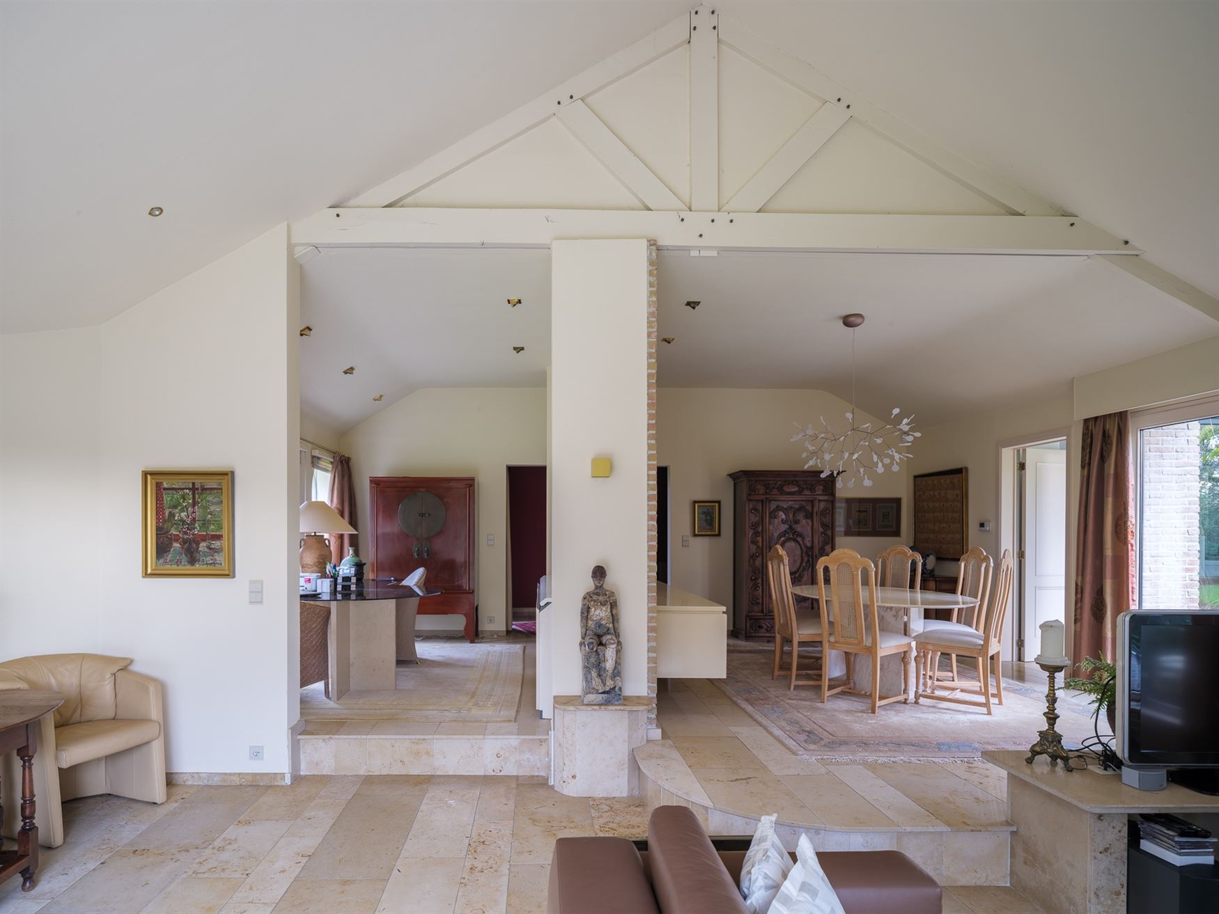 Ontdek deze prachtige villa, gelegen op een royaal perceel van 2.764 m², waar ruimte, comfort en Mediterrane charme samenkomen. De gelijkvloerse inko...