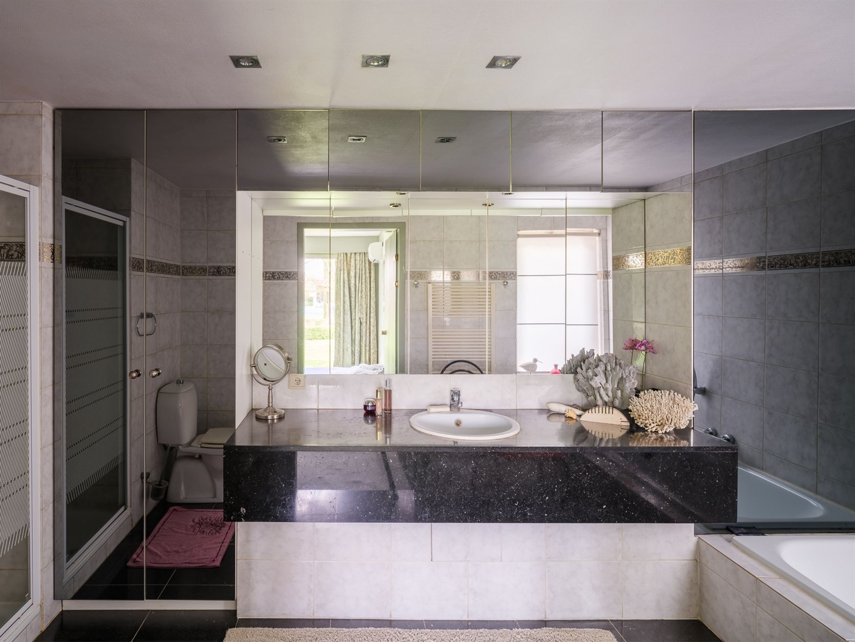 Ontdek deze prachtige villa, gelegen op een royaal perceel van 2.764 m², waar ruimte, comfort en Mediterrane charme samenkomen. De gelijkvloerse inko...