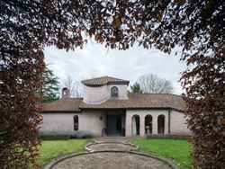 Ontdek deze prachtige villa, gelegen op een royaal perceel van 2.764 m², waar ruimte, comfort en Mediterrane charme samenkomen. De gelijkvloerse inko...