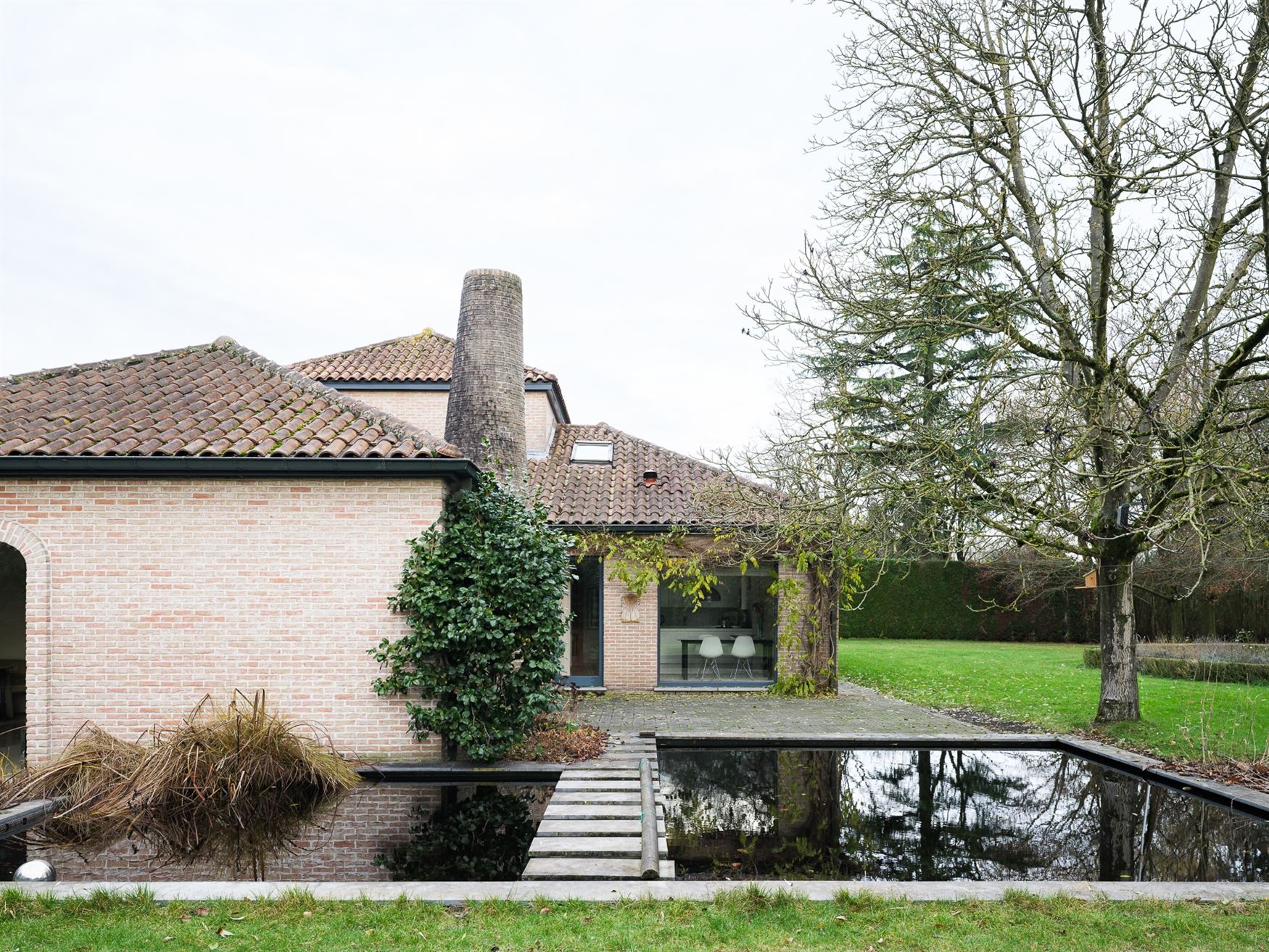 Ontdek deze prachtige villa, gelegen op een royaal perceel van 2.764 m², waar ruimte, comfort en Mediterrane charme samenkomen. De gelijkvloerse inko...
