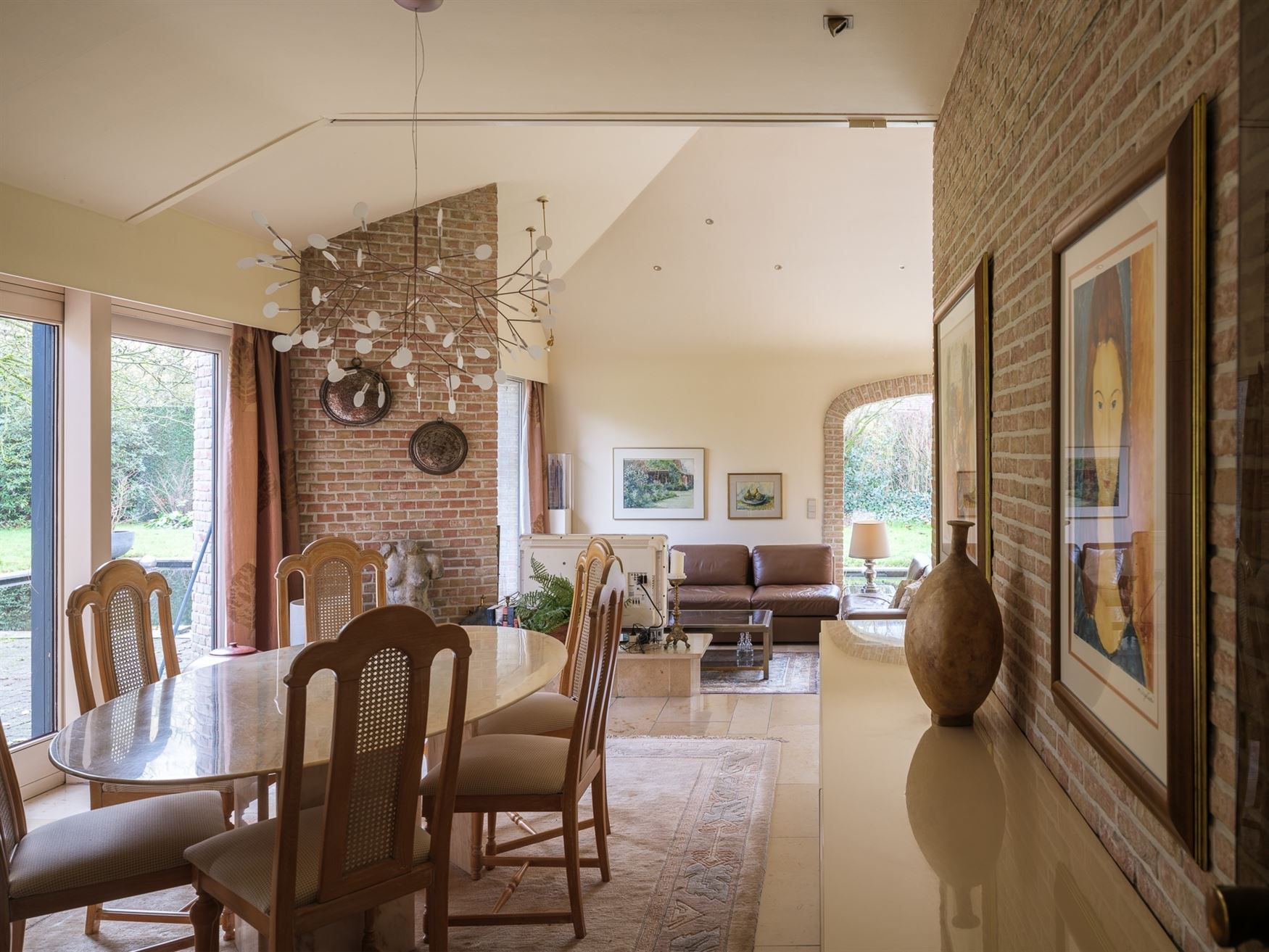 Ontdek deze prachtige villa, gelegen op een royaal perceel van 2.764 m², waar ruimte, comfort en Mediterrane charme samenkomen. De gelijkvloerse inko...