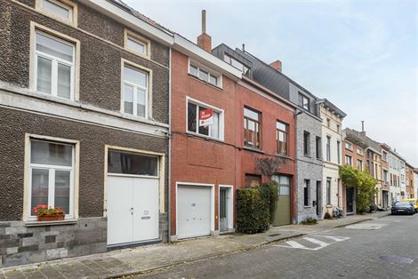 Ontdek deze centraal gelegen gesloten bebouwing, een ideale opportuniteit voor wie op zoek is naar een totaalrenovatie op toplocatie. De woning ligt i...