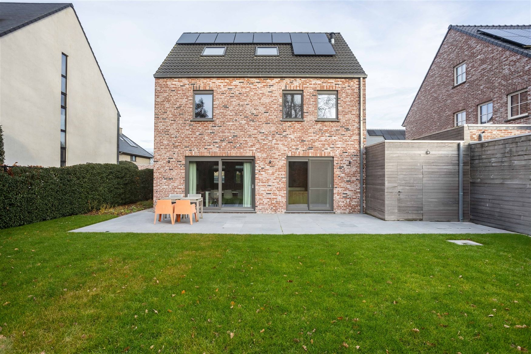 Gelegen in de doodlopende straat Nestevoorde 12 te Zomergem, biedt deze BEN-woning in pastoriestijl de perfecte combinatie van modern comfort en energ...