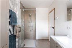 Gelegen in de doodlopende straat Nestevoorde 12 te Zomergem, biedt deze BEN-woning in pastoriestijl de perfecte combinatie van modern comfort en energ...