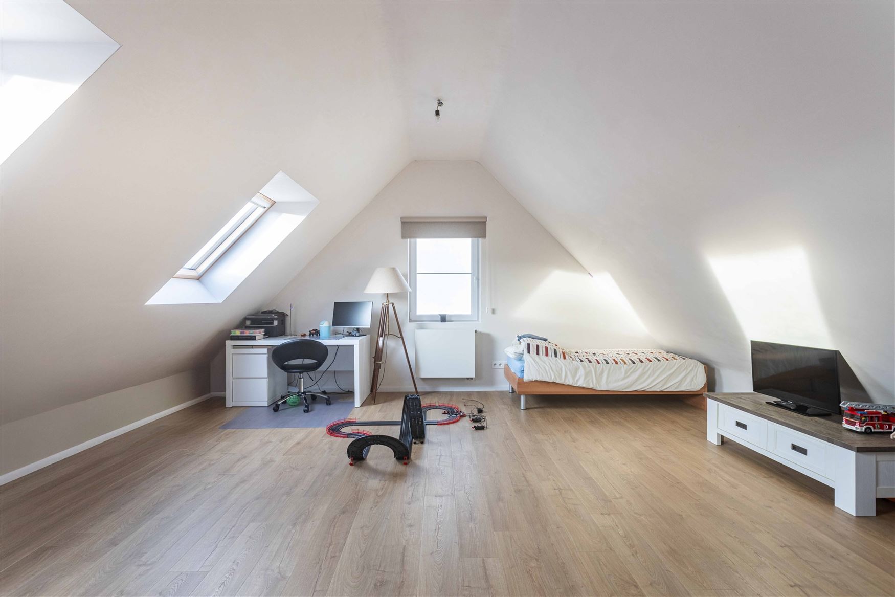 Gelegen in de doodlopende straat Nestevoorde 12 te Zomergem, biedt deze BEN-woning in pastoriestijl de perfecte combinatie van modern comfort en energ...