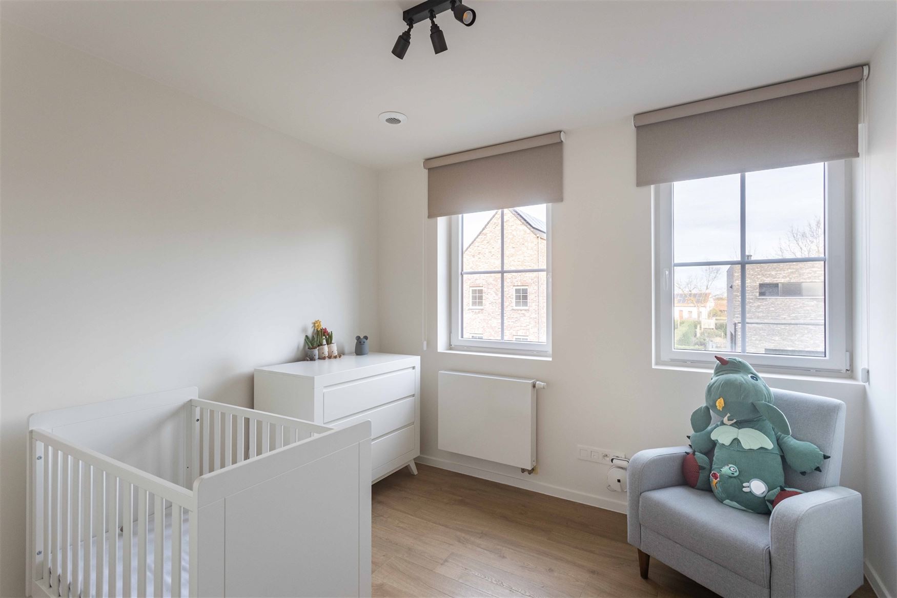 Gelegen in de doodlopende straat Nestevoorde 12 te Zomergem, biedt deze BEN-woning in pastoriestijl de perfecte combinatie van modern comfort en energ...