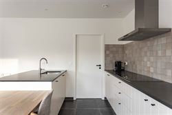 Gelegen in de doodlopende straat Nestevoorde 12 te Zomergem, biedt deze BEN-woning in pastoriestijl de perfecte combinatie van modern comfort en energ...