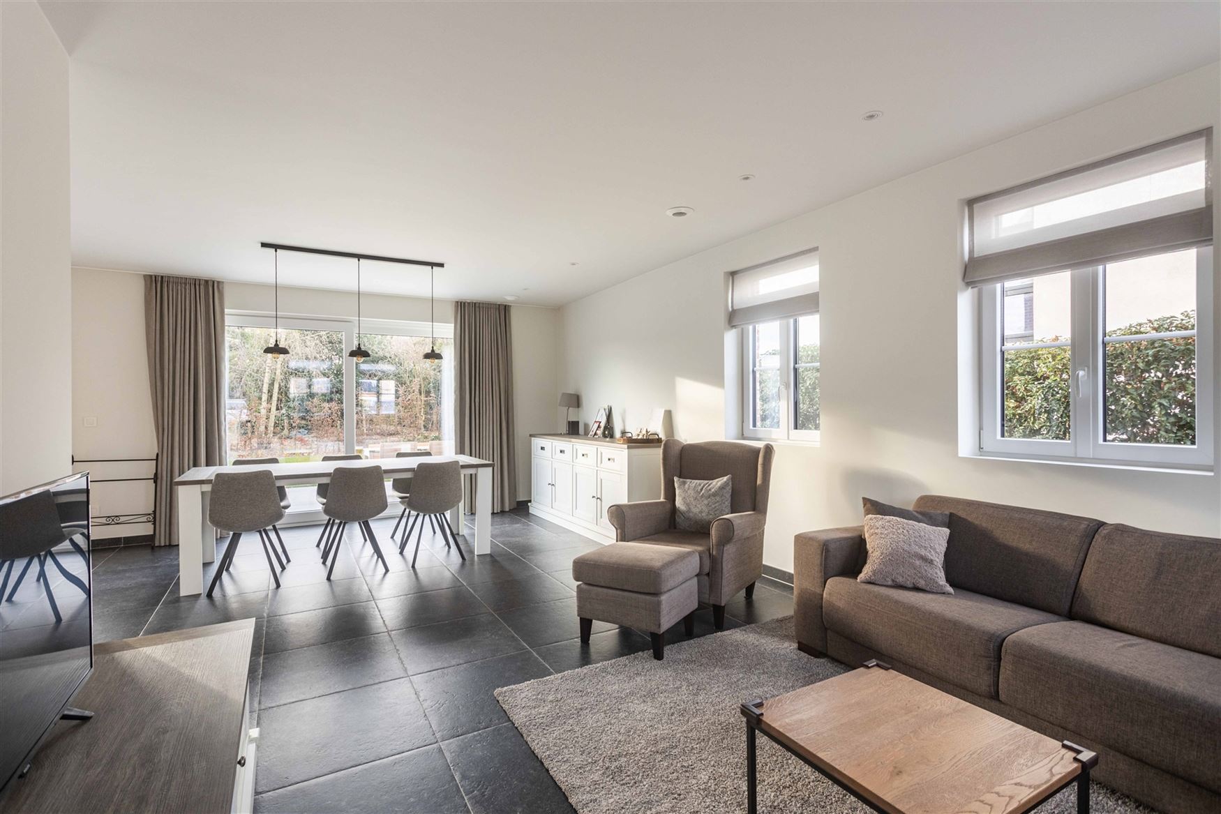 Gelegen in de doodlopende straat Nestevoorde 12 te Zomergem, biedt deze BEN-woning in pastoriestijl de perfecte combinatie van modern comfort en energ...