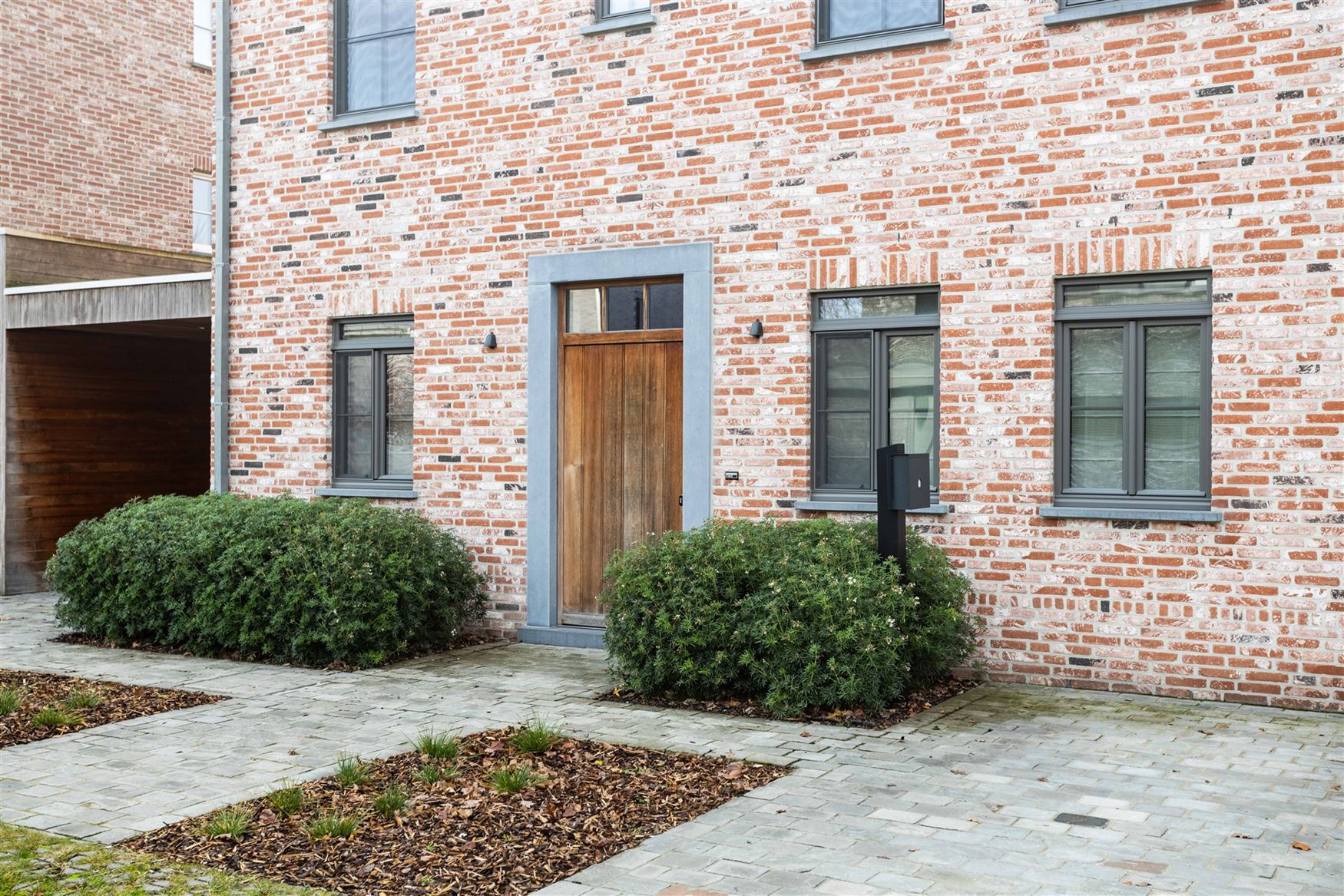 Gelegen in de doodlopende straat Nestevoorde 12 te Zomergem, biedt deze BEN-woning in pastoriestijl de perfecte combinatie van modern comfort en energ...