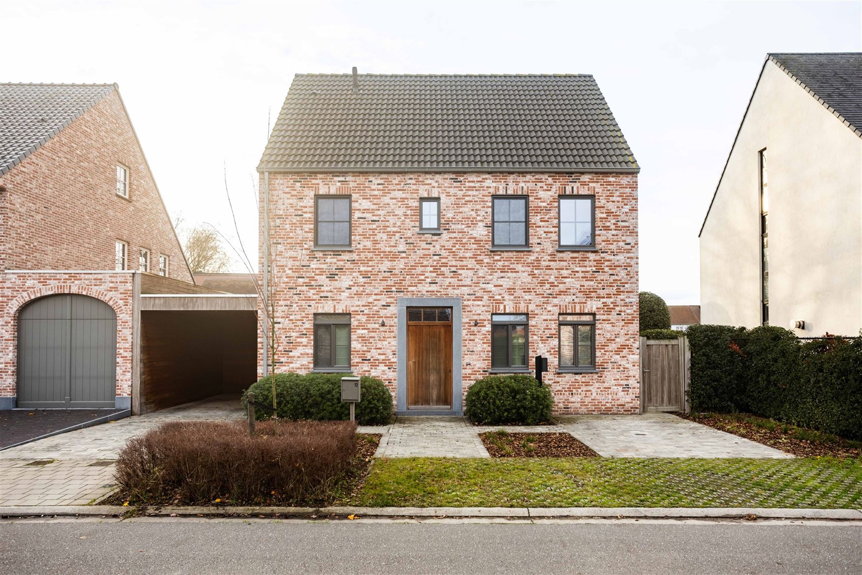 Gelegen in de doodlopende straat Nestevoorde 12 te Zomergem, biedt deze BEN-woning in pastoriestijl de perfecte combinatie van modern comfort en energ...