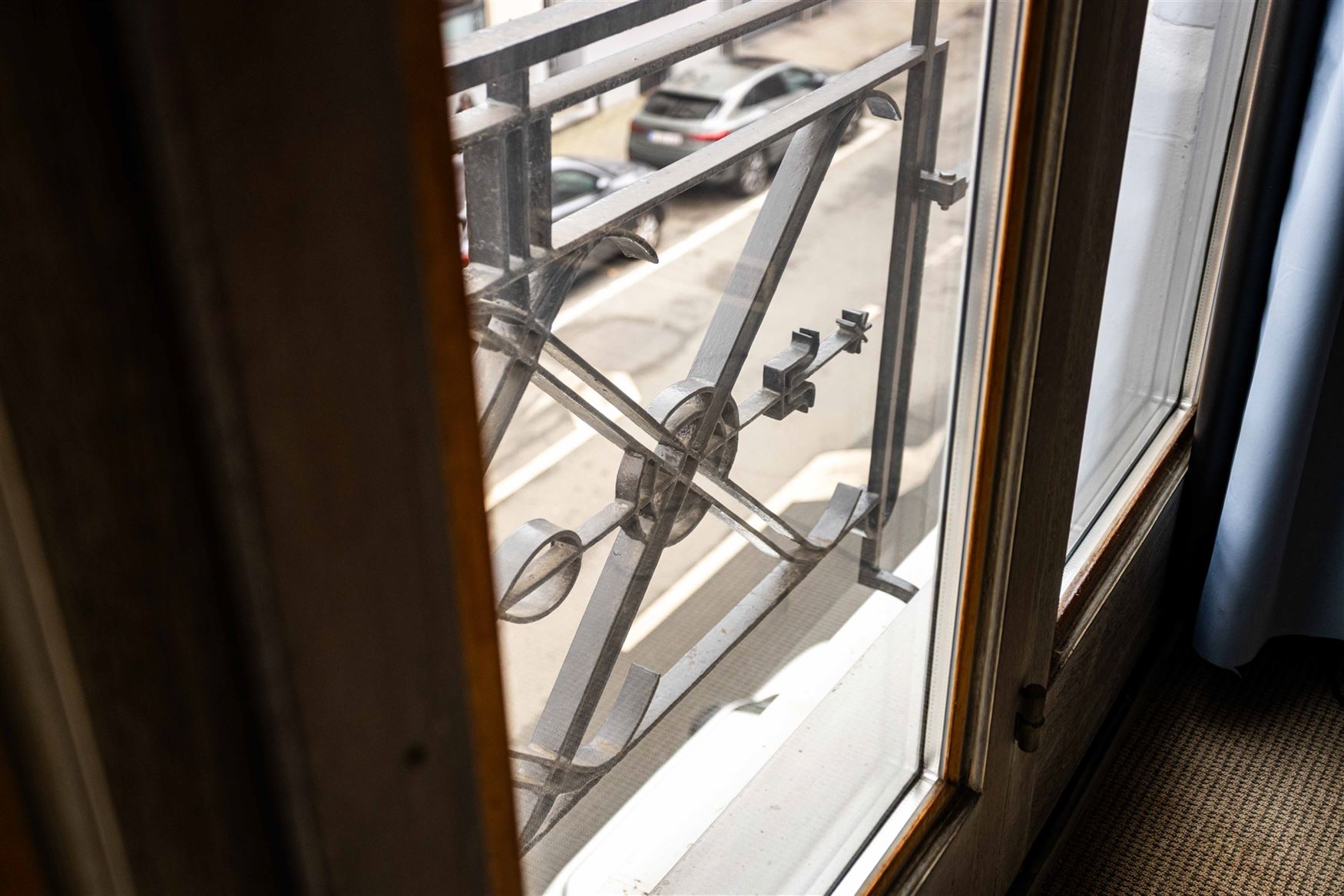 Op wandelafstand van het centrum en nabij de Coupure vindt u deze bijzonder charmante woning met een bewoonbare oppervlakte van 213m², een harmonieuz...