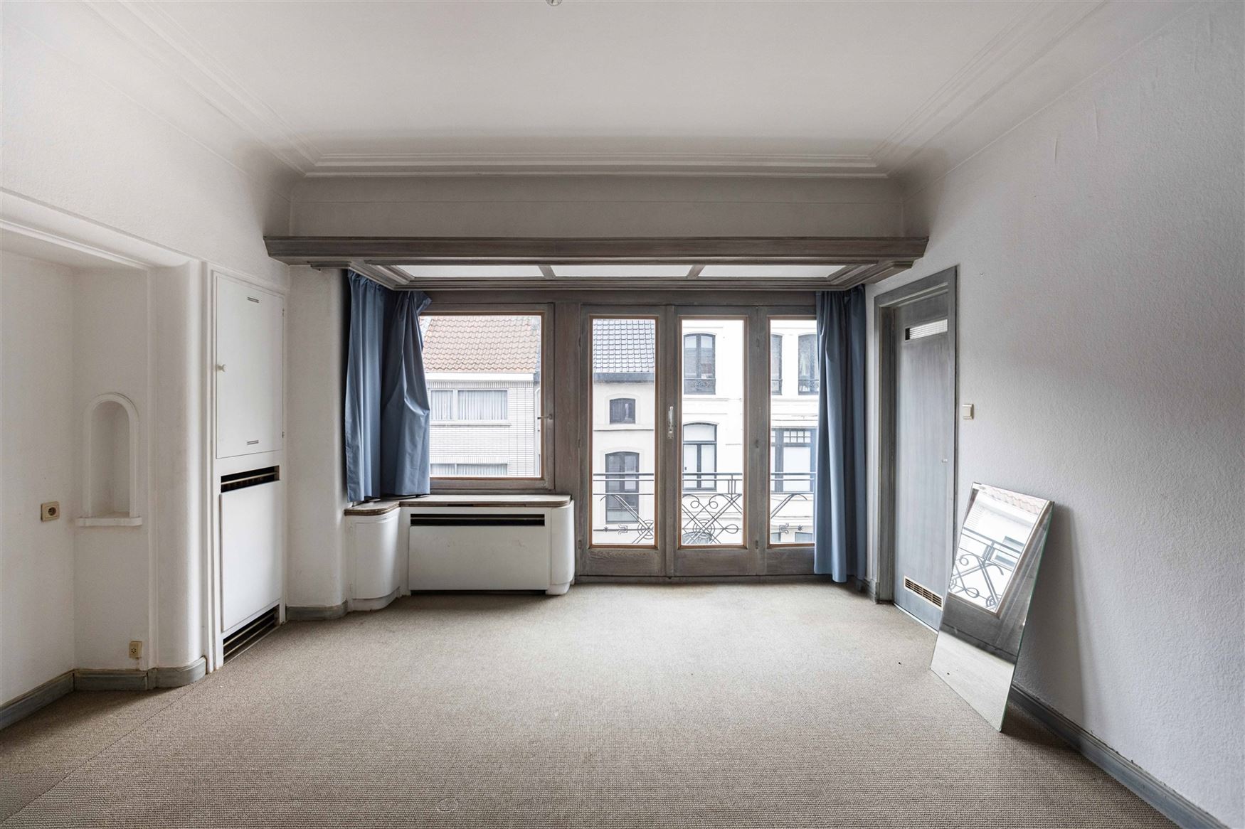 Op wandelafstand van het centrum en nabij de Coupure vindt u deze bijzonder charmante woning met een bewoonbare oppervlakte van 213m², een harmonieuz...