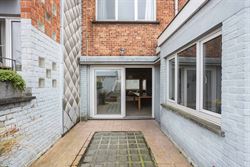 Op wandelafstand van het centrum en nabij de Coupure vindt u deze bijzonder charmante woning met een bewoonbare oppervlakte van 213m², een harmonieuz...