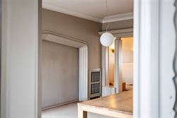 Op wandelafstand van het centrum en nabij de Coupure vindt u deze bijzonder charmante woning met een bewoonbare oppervlakte van 213m², een harmonieuz...