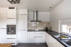 Op wandelafstand van het centrum en nabij de Coupure vindt u deze bijzonder charmante woning met een bewoonbare oppervlakte van 213m², een harmonieuz...