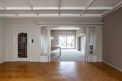 Op wandelafstand van het centrum en nabij de Coupure vindt u deze bijzonder charmante woning met een bewoonbare oppervlakte van 213m², een harmonieuz...