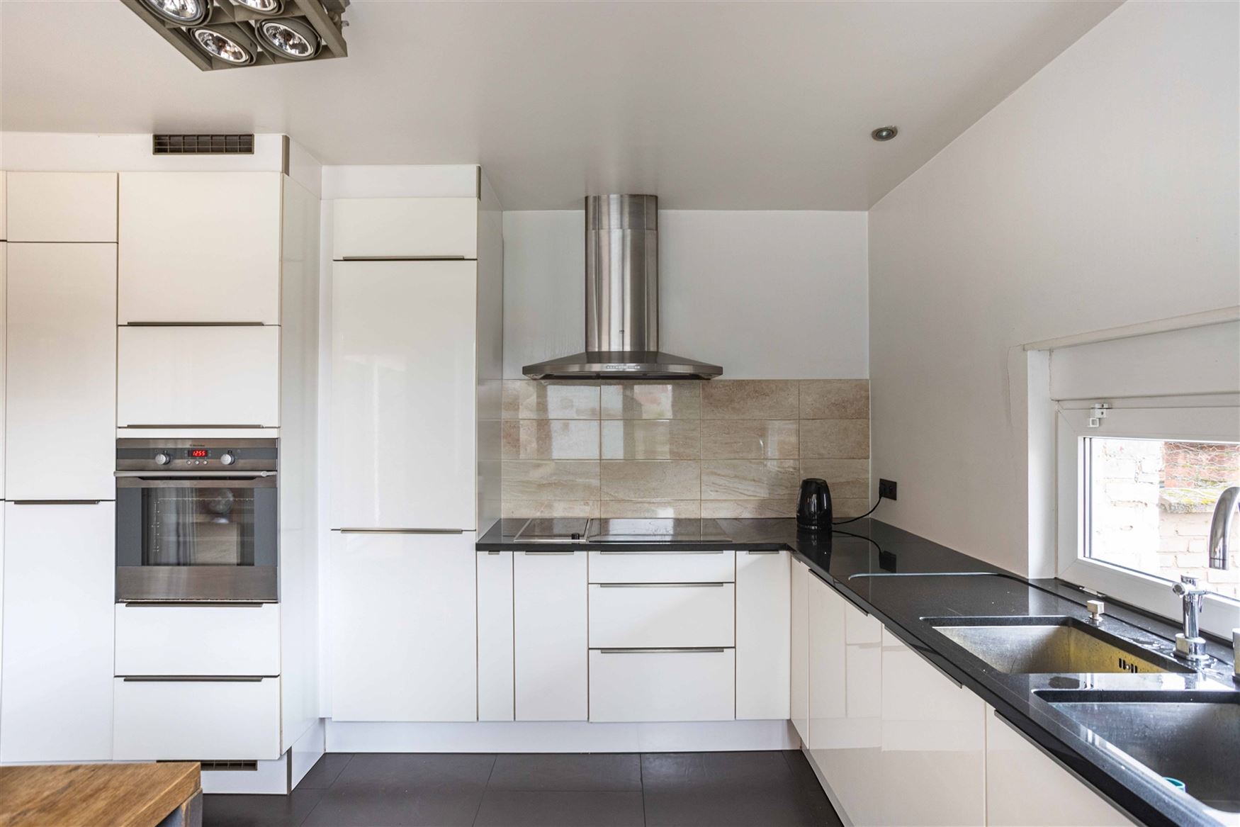 Op wandelafstand van het centrum en nabij de Coupure vindt u deze bijzonder charmante woning met een bewoonbare oppervlakte van 213m², een harmonieuz...