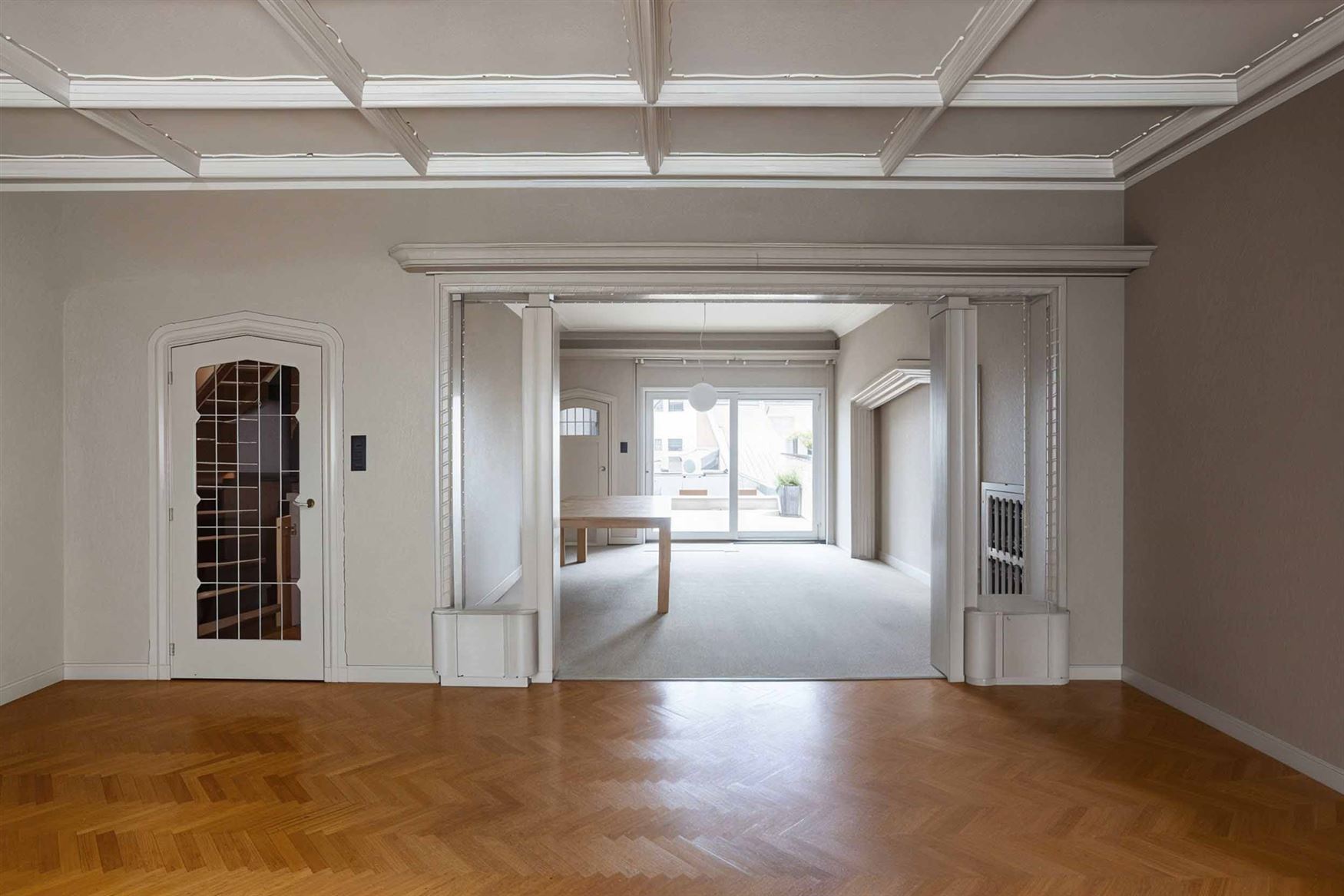 Op wandelafstand van het centrum en nabij de Coupure vindt u deze bijzonder charmante woning met een bewoonbare oppervlakte van 213m², een harmonieuz...