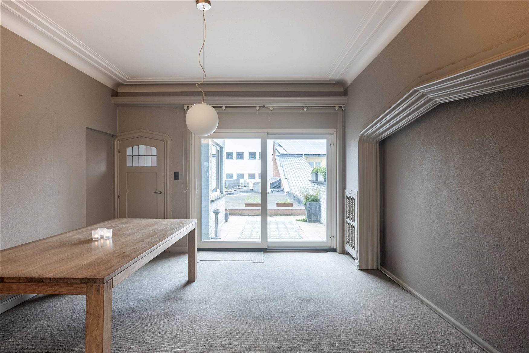 Op wandelafstand van het centrum en nabij de Coupure vindt u deze bijzonder charmante woning met een bewoonbare oppervlakte van 213m², een harmonieuz...