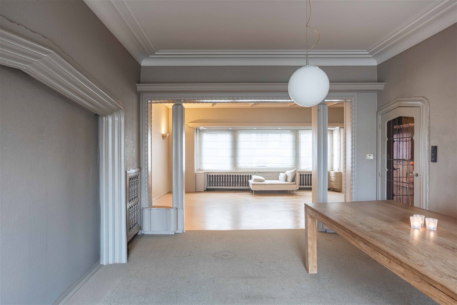 Op wandelafstand van het centrum en nabij de Coupure vindt u deze bijzonder charmante woning met een bewoonbare oppervlakte van 213m², een harmonieuz...