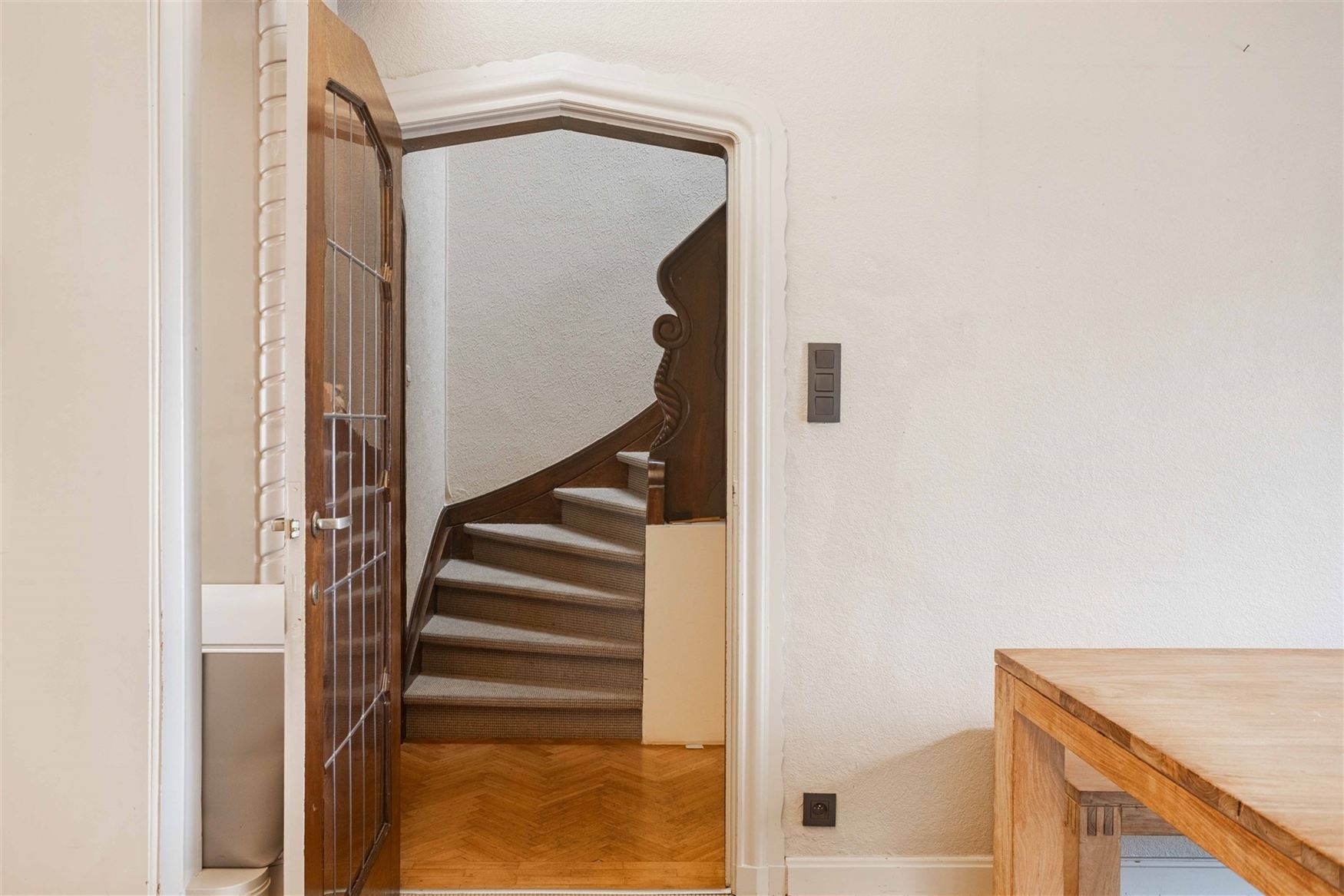 Op wandelafstand van het centrum en nabij de Coupure vindt u deze bijzonder charmante woning met een bewoonbare oppervlakte van 213m², een harmonieuz...