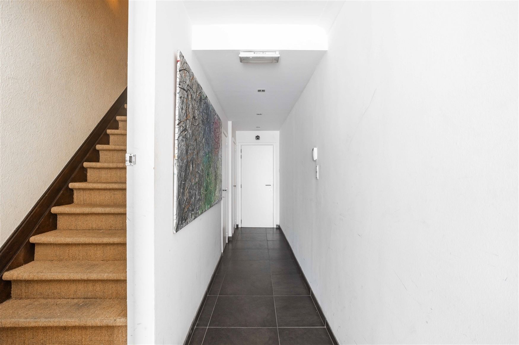 Op wandelafstand van het centrum en nabij de Coupure vindt u deze bijzonder charmante woning met een bewoonbare oppervlakte van 213m², een harmonieuz...