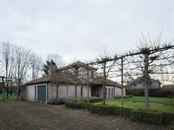 Ontdek deze prachtige villa, gelegen op een royaal perceel van 2.764 m², waar ruimte, comfort en Mediterrane charme samenkomen. De gelijkvloerse inko...