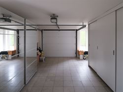 Ontdek deze prachtige villa, gelegen op een royaal perceel van 2.764 m², waar ruimte, comfort en Mediterrane charme samenkomen. De gelijkvloerse inko...