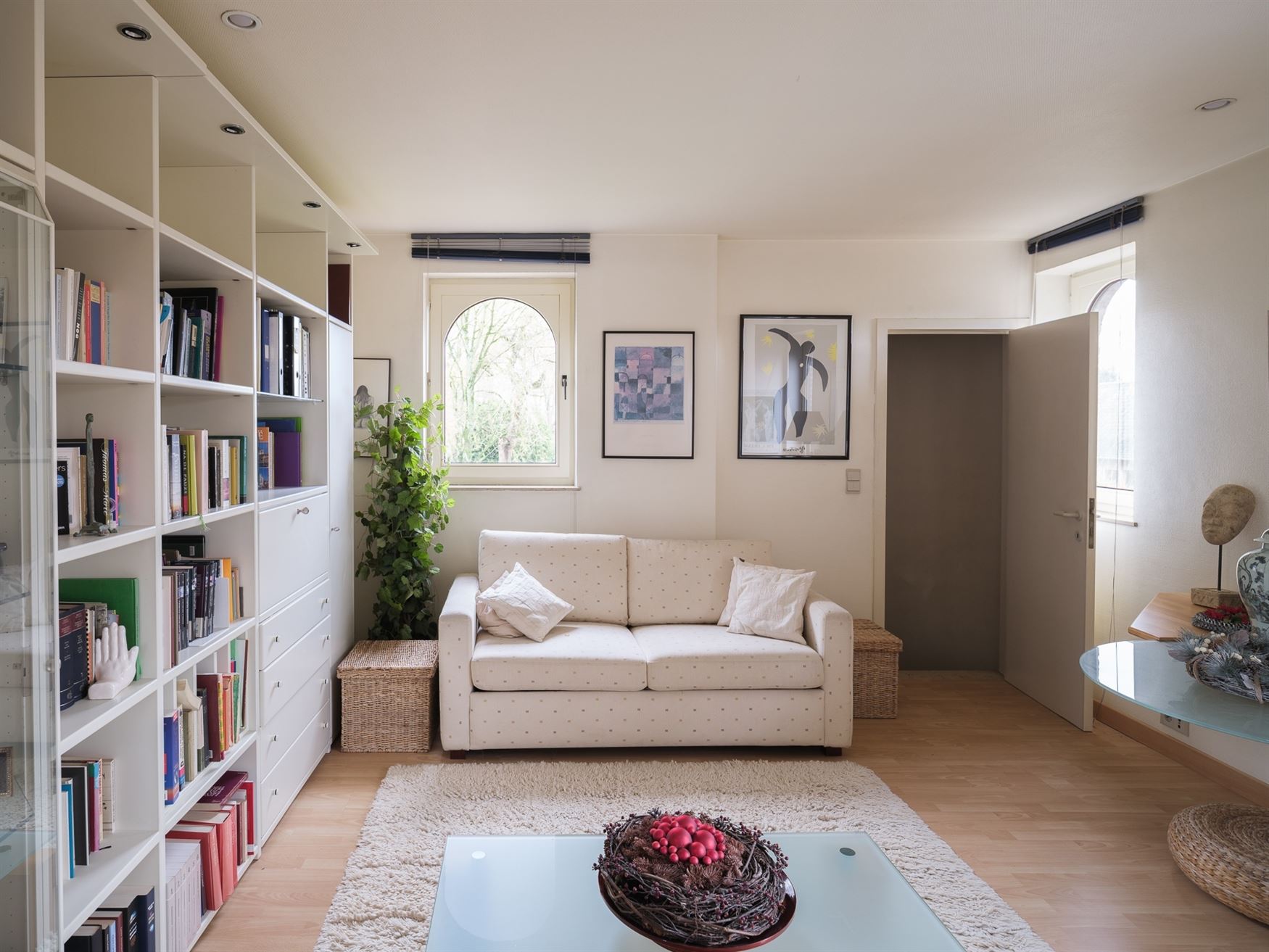 Ontdek deze prachtige villa, gelegen op een royaal perceel van 2.764 m², waar ruimte, comfort en Mediterrane charme samenkomen. De gelijkvloerse inko...