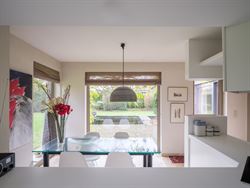 Ontdek deze prachtige villa, gelegen op een royaal perceel van 2.764 m², waar ruimte, comfort en Mediterrane charme samenkomen. De gelijkvloerse inko...