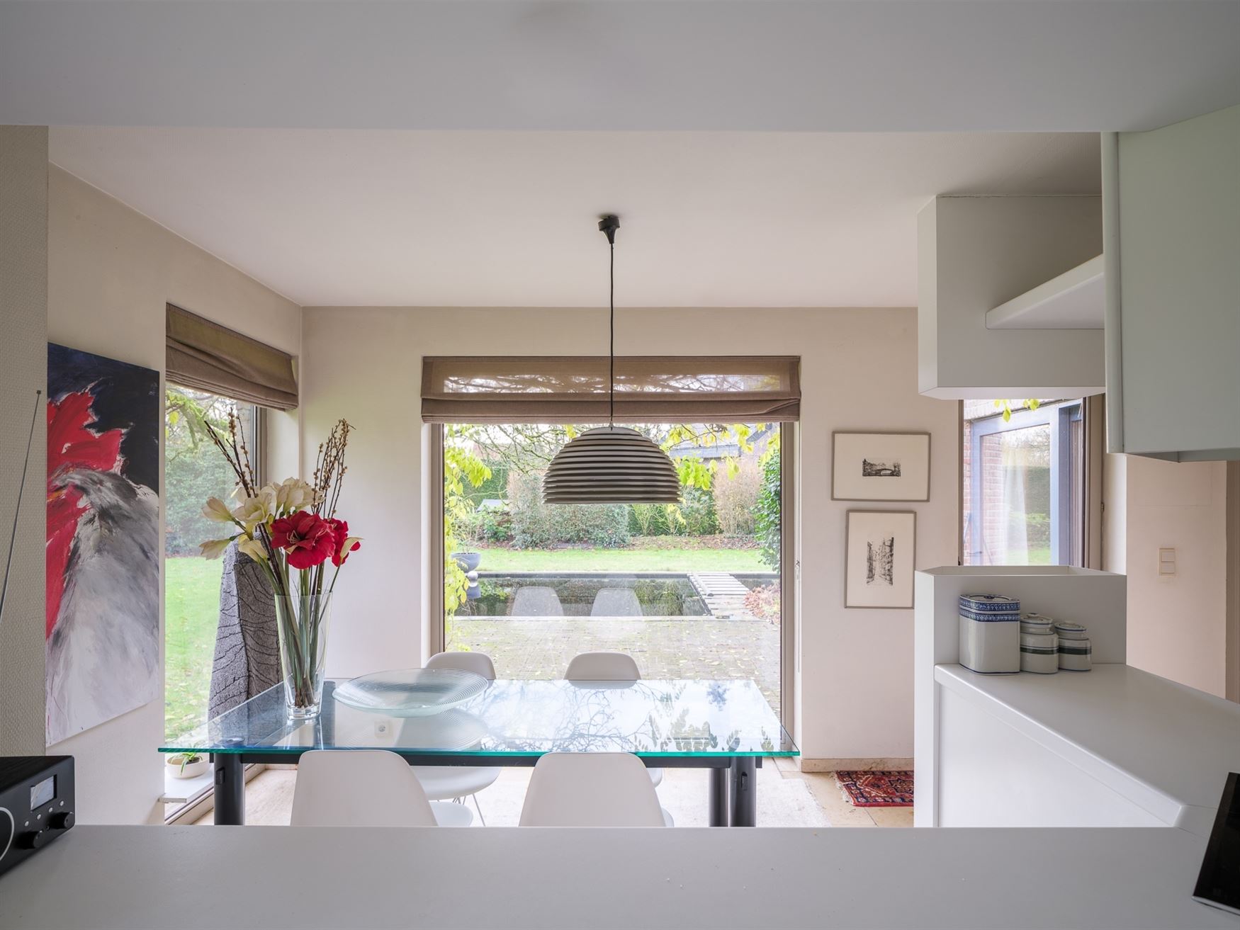 Ontdek deze prachtige villa, gelegen op een royaal perceel van 2.764 m², waar ruimte, comfort en Mediterrane charme samenkomen. De gelijkvloerse inko...