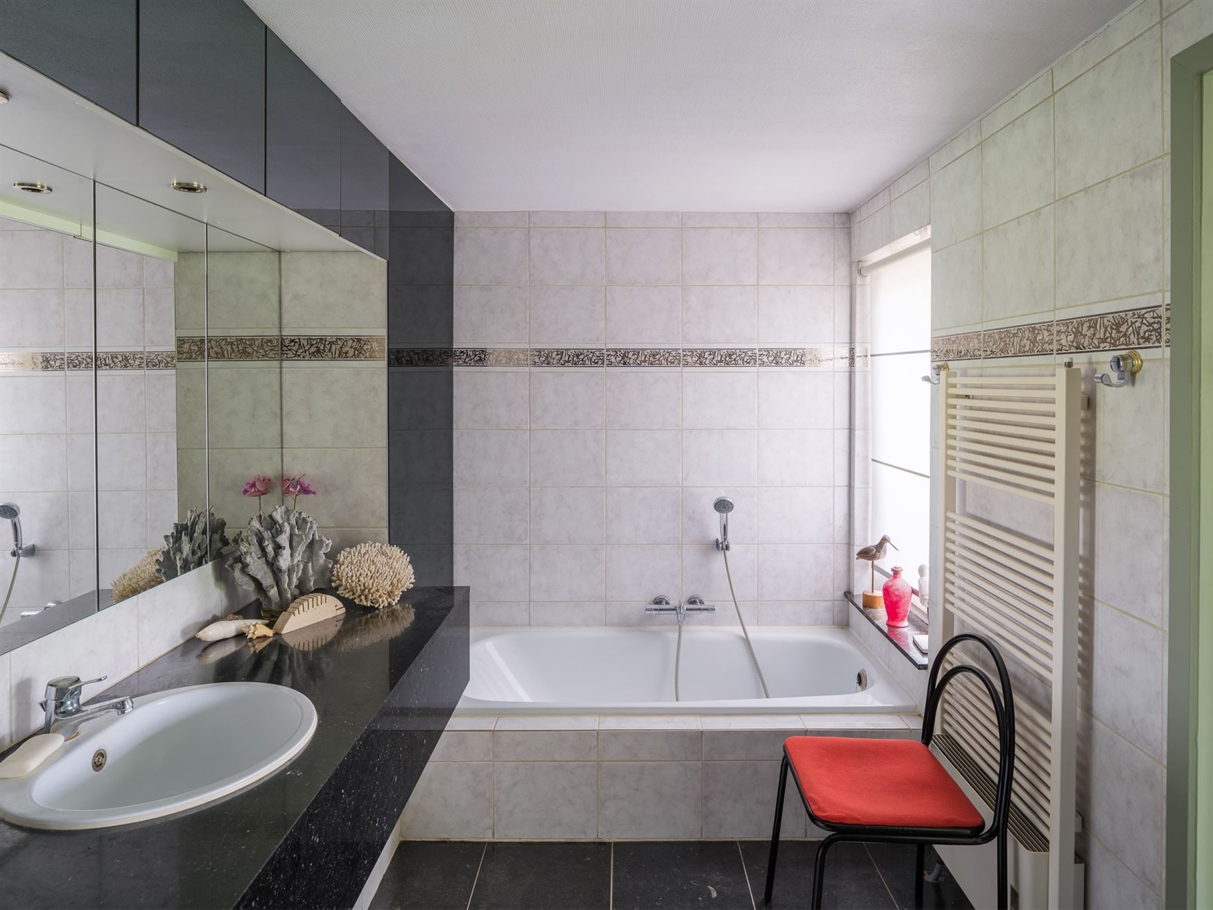 Ontdek deze prachtige villa, gelegen op een royaal perceel van 2.764 m², waar ruimte, comfort en Mediterrane charme samenkomen. De gelijkvloerse inko...