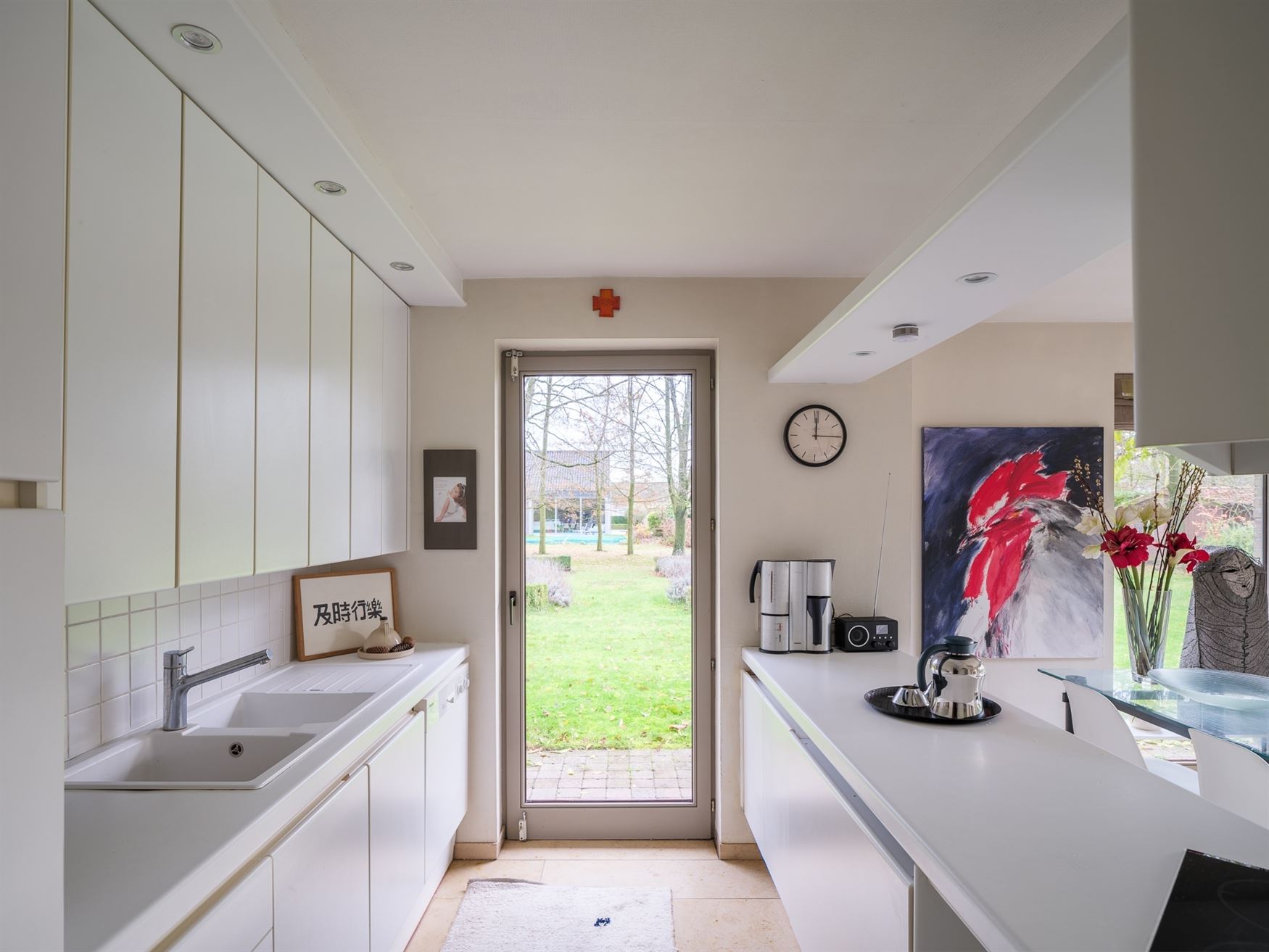 Ontdek deze prachtige villa, gelegen op een royaal perceel van 2.764 m², waar ruimte, comfort en Mediterrane charme samenkomen. De gelijkvloerse inko...