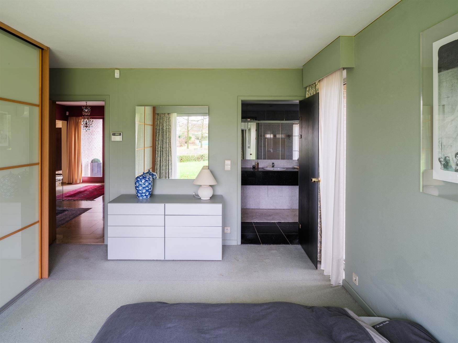 Ontdek deze prachtige villa, gelegen op een royaal perceel van 2.764 m², waar ruimte, comfort en Mediterrane charme samenkomen. De gelijkvloerse inko...