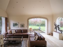 Ontdek deze prachtige villa, gelegen op een royaal perceel van 2.764 m², waar ruimte, comfort en Mediterrane charme samenkomen. De gelijkvloerse inko...