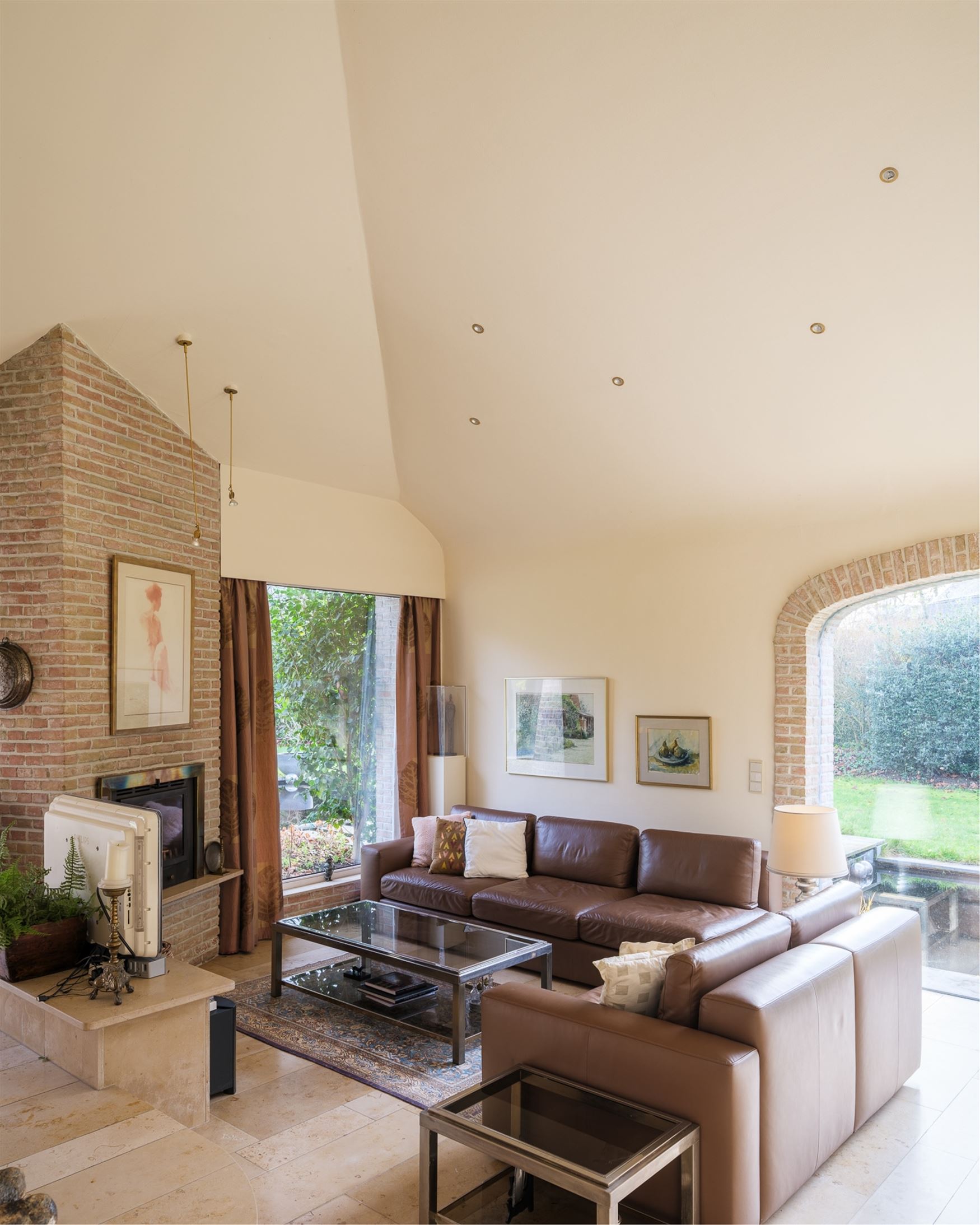 Ontdek deze prachtige villa, gelegen op een royaal perceel van 2.764 m², waar ruimte, comfort en Mediterrane charme samenkomen. De gelijkvloerse inko...