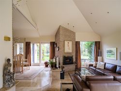 Ontdek deze prachtige villa, gelegen op een royaal perceel van 2.764 m², waar ruimte, comfort en Mediterrane charme samenkomen. De gelijkvloerse inko...