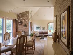 Ontdek deze prachtige villa, gelegen op een royaal perceel van 2.764 m², waar ruimte, comfort en Mediterrane charme samenkomen. De gelijkvloerse inko...